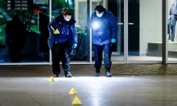 Des policiers recherchent des indices sur les lieux de l'attaque au couteau dans une rue commerçante de La Haye, le 29 novembre 2019