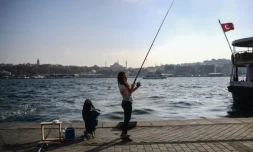 Une femme pêche sur un quai du Bosphore, à Istanbul, le 15 novembre 2017