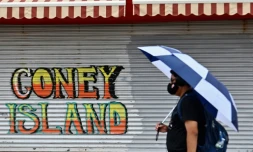 Un homme arpente la promenade de Coney Island, le 13 août 2020 à New York