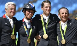 L'équipe de France de saut d'obstacles (Roger Yves Bost, Pénélope Leprevost, Philippe Rozier et Kevin Staut) en or aux Jeux de Rio, le 17 août 2016
