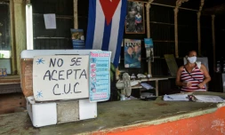 Une affiche indique "Les CUC ne sont pas acceptés" dans une épicerie de La Havane, le 15 septembre 2020 à Cuba