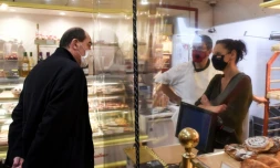 Le Premier ministre Jean Castex s'adresse à des commerçants lors d'une visite à Crozon (ouest) le 20 novembre 2020