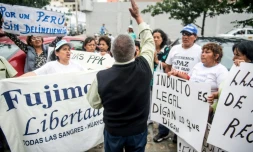Des partisans de l'ancien président péruvien Alberto Fujimori, devant un hôpital de Lima où l'ancien homme fort du pays est hospitalisé, le 26 décembre 2017