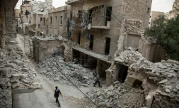 Un Syrien marche au milieu de bâtiments détruits à Alep en Syrie le 2 mai 2016