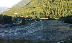 Le village suisse de Bondo après un glissement de terrain, sur une photo fournie le 24 août 2017 par la police cantonale des Grisons 