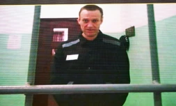 L'opposant russe Alexeï Navalny sur un écran lors d'une liaison vidéo depuis la prison pour une audience au tribunal de Moscou, le 22 juin 2023