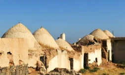 Des maisons de terre traditionnelles à coupole dans le village d'Oum Amouda Kabira, dans la province d'Alep, en Syrie, le 11 août 2023
