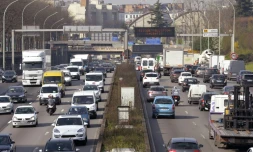 Un panneau sur le périphérique parisien indique "Risque pollution ralentir" le 10 avril 2015