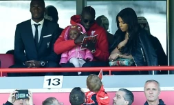 Mamadou Sakho, écarté du groupe Liverpool, signe un autographe, en tribune à Anfield, avant le match face à Newcastle, le 23 avril 2016 