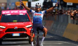 Le coureur français de la Soudal-Quick Step Julian Alaphilippe lÚve les bras à l'arrivée de la 12e étape du Tour d'Italie, le 16 mai 2024 à Fano (centre-est)