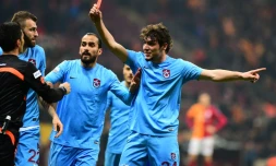 Salih Dursun, joueur de Trabzonspor, montre un carton rouge à l'arbitre Deniz Ates Bitnel lors du match de championnat turc face à Galatasaray, le 21 février 2016 à Istanbul