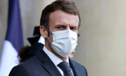 Le président Emmanuel Macron sur le perron de l'Elysée, le 10 décembre 2021 à Paris