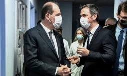 Le Premier ministre Jean Castex et le ministre de la Santé Olivier Véran le 28 décembre 2021 au Centre hospitalier intercommunal de Créteil
