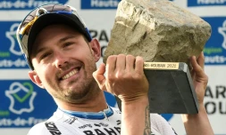 L'Italien Sonny Colbrelli soulève le trophée de Paris-Roubaix, en forme de pavé, après avoir remporté la course à sa 1ère participation, en battant au sprint le Belge Florian Vermeersch et le Belge Mathieu Van Der Poel, le 3 octobre 2021 sur le vélodrome de Roubaix