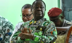 L'ancien président Henri Konan Bédié (c) participe à un congrÚs extraordinaire du Parti démocratique de CÎte d'Ivoire (PDCI), le 30 mars 2023 à Abidjan