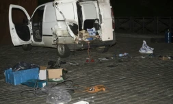 Un véhicule endommagé après l'explosion d'une charge par un robot téléguidé, Bruxelles le 2 mars 2017