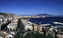"L'amie prodigieuse" raconte l'histoire de deux jeunes femmes brillantes et rivales, Lila et Lenu, dans la Naples du milieu du XXe siècle