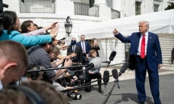 Le président américain Donald Trump s'adresse à la presse sur la pelouse sud de la Maison Blanche, le 3 avril 2025 à Washington