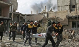 Des secouristes transportent une victime d'un raid du régime syrien dans la localité de Hazeh dans la Ghouta orientale, le 8 février 2018