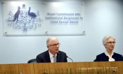 Peter McClellan (g) et Jennifer Coates, membre de la Commission d'enquĂȘte royale sur les rĂ©ponses institutionnelles aux crimes pĂ©dophiles, le 14 dĂ©cembre 2017 Ă Sydney