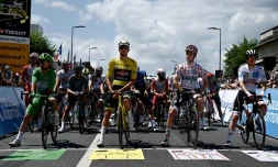 Les porteurs des maillots du Tour de France avant de s'élancer pour la 6e étape depuis Tours vers Châteauroux, le 1er juillet 2021 