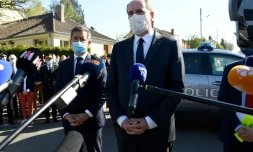 Le Premier ministre Jean Castex et le ministre de l'IntĂ©rieur GĂ©rald Darmanin (g) font une dĂ©claration aux mĂ©dias prĂšs du commissariat de Rambouillet oĂč une fonctionnaire de police a Ă©tĂ© tuĂ©e, le 23 avril 2021