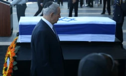 Le Premier ministre israélien Benjamin Netanyahu devant le cercueil de Shimon Peres le 29 septembre 2016 à Jérusalem 