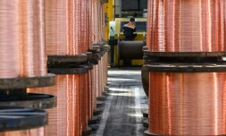 Un employé travaille près de bobines de fils de cuivre dans l'usine Nexans de Lens, dans le nord de la France, le 11 mai 2022