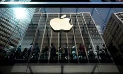 Des acheteurs font la queue à l'intérieur d'une boutique Apple à l'occasion du lancement des nouveaux iPhone 6 à Hong Kong, le 25 septembre 2015