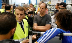 Emmanuel Macron, en gilet jaune, parle avec les employés de l'usine Whirlpool d'Amiens, le 3 octobre 2017