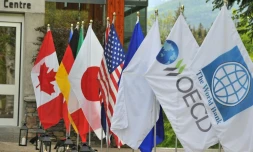 Rangée de drapeaux au sommet du G7 Finances à Whistler (Canada)