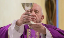 Photo prise et diffusée le 27 mars 2020 par le Vatican, montrant le pape François célébrant l'eucharistie durant une messe matinale privée à la chapelle de la Maison Sainte-Marthe