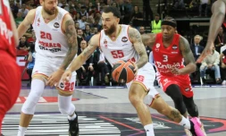 Le meneur-arrière de Monaco Mike James contre l'Olympiacos en Euroligue, le 19 mai 2023 à Kaunas 