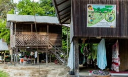 Le village de Twenke sur les rives de la rivière Saint-Laurent du Maroni en Guyane le 11 juin 2019
