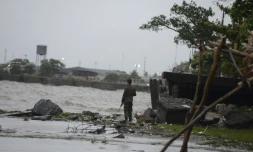 Un soldat le 3 août 2016 sur le rivage de Puerto Cortes au Honduras avant le passage de l'ouragan Earl