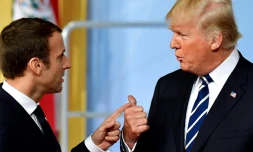 Emmanuel Macron et Donald Trump parlent après la photo de groupe au G20 de Hambourg le 7 juillet 2017