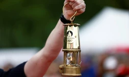 Le relais de la flamme olympique dans Paris, dimanche à l'issue du défilé du 14 juillet, puis lundi, est le premier grand rendez-vous pour la ville-hÎte des JO, 12 jours avant la cérémonie d'ouverture