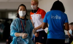 L'attente des tests Covid à l'aéroport de Tokyo pour les délégations des Pays-Bas et de l'Inde aux Jeux olympiques de Tokyo, le 18 juillet 2021