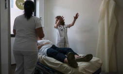 Une patiente souffrant de la canicule est examinée à l'hôpital Purpan de Toulouse le 23 juin 2026