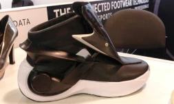 La "Smartshoe 01", inspirée des films "Retour vers le futur" et inventée par la société française Digitsole, est présentée au salon CES 2016 à Las Vegas, au Nevada, le 6 janvier 2016