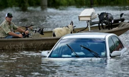 Une voiture noyée sous les eaux à Gonzales en Louisiane, le 16 août 2016