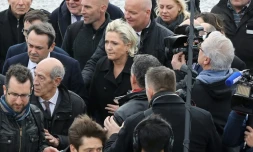 Marine Le Pen suivie de son garde du corps Thierry Légier   le 13 février 2017 à Menton