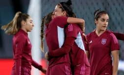 La footballeuse epagnole Jennifer Hermoso (C) prend dans ses bras une coéuipiÚre lors d'un entraßnement au Stadium Australia à Sydney le 19 aout 2023 à la veille de finale du Mondial féminin