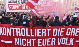 Des manifestants défilent à Vienne contre les nouvelles mesures sanitaires adoptées par le gouvernement autrichien, le 20 novembre 2021