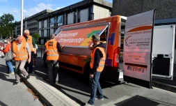 Des volontaires de la banque alimentaire de Gironde mettent en place un camion itinérant sur le campus de l'université à Pessac, près de Bordeaux, le 1er octobre 2018