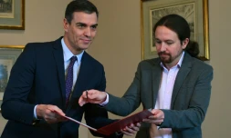 Le Premier ministre espagnol Pedro Sanchez et le leader de Podemos Pablo Iglesias signent un accord de pour former un gouvernement Ă Madrid le 12 novembre 2019