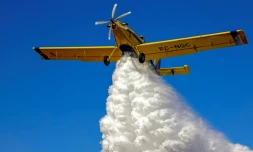 Un Canadair espagnol largue de l'eau sur un incendie dans la région des Troodos, à Chypre, le 4 juillet 2021