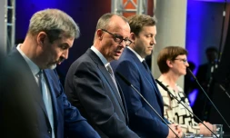 Le conservateur (CDU) allemand Friedrich Merz (au centre) dévoile son accord de gouvernement avec les sociaux-démocrates, le 9 avril 2025 à Berlin
