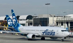 Un avion de la compagnie aérienne américaine Alaska Airlines sur le tarmac de l'aéroport international de Los Angeles, le 11 janvier 2023 en Californie