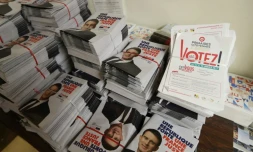 Des tracts électoraux pour la primaire du PS et pour le candidat Manuel Valls, le 11 janvier 2017 à Paris